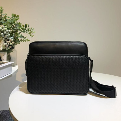 Bottega Veneta Leather Black Cross Bag,26cm - 보테가 베네타 레더 블랙 남성용 크로스백 M8418,BVB0135,26cm