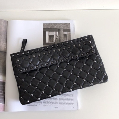 Valentino 2019 Rockstud Leather Clutch Bag,26.5cm - 발렌티노 2019 락스터드 레더 여성용 클러치백,VTB0473,26.5cm,블랙