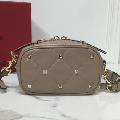 Valentino 2019 Leather Garavani Boomstud Camera Small Shoudler Bag,18CM - 발렌티노 2019 여성용 레더 가라바니 봄스터드  카메라 스몰 숄더백 ,VTB0475,18CM,베이지