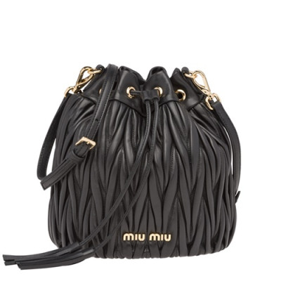 MiuMiu 2019  Matelasse Bucket Shoulder Cross Bag,18cm - 미우미우 2019 마틀라세 버킷 숄더 크로스백,5BE014, MIUB0207, 18cm,블랙