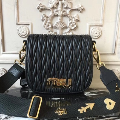 MiuMiu 2019  Matelasse Logo Shoulder Cross Bag,20cm - 미우미우 2019 마틀라세 로고 숄더 크로스백,5BH085 , MIUB0216, 20cm,블랙