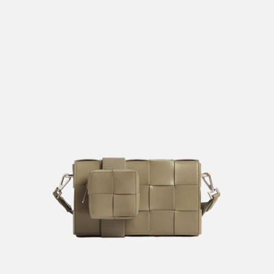 보테가베네타 남/녀 베르사타일 스트랩 카세트 【매장-410만원대】 - Bottega Veneta Unisex Khaki Cross Bag - bv127x