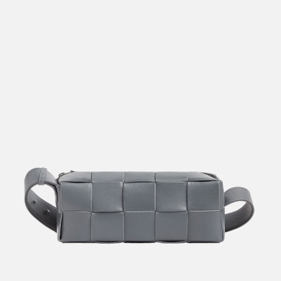 보테가베네타 남성 스몰 브릭 카세트 【매장-330만원대】 - Bottega Veneta Mens Gray Cross Bag - bv130x