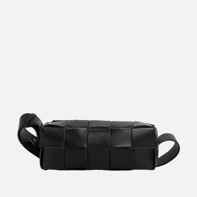 보테가베네타 남성 스몰 브릭 카세트 【매장-330만원대】 - Bottega Veneta Mens Black Cross Bag - bv131x